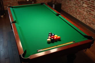 Vue aérienne d'un billard américain taille réglementaire avec mètre ruban pour comparer les dimensions