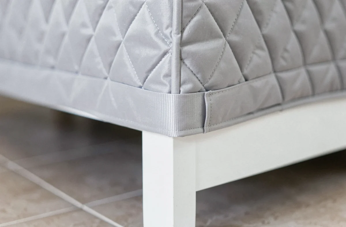 Détail de l'élastique et du motif matelassé d'une housse de protection pour clic clac en location